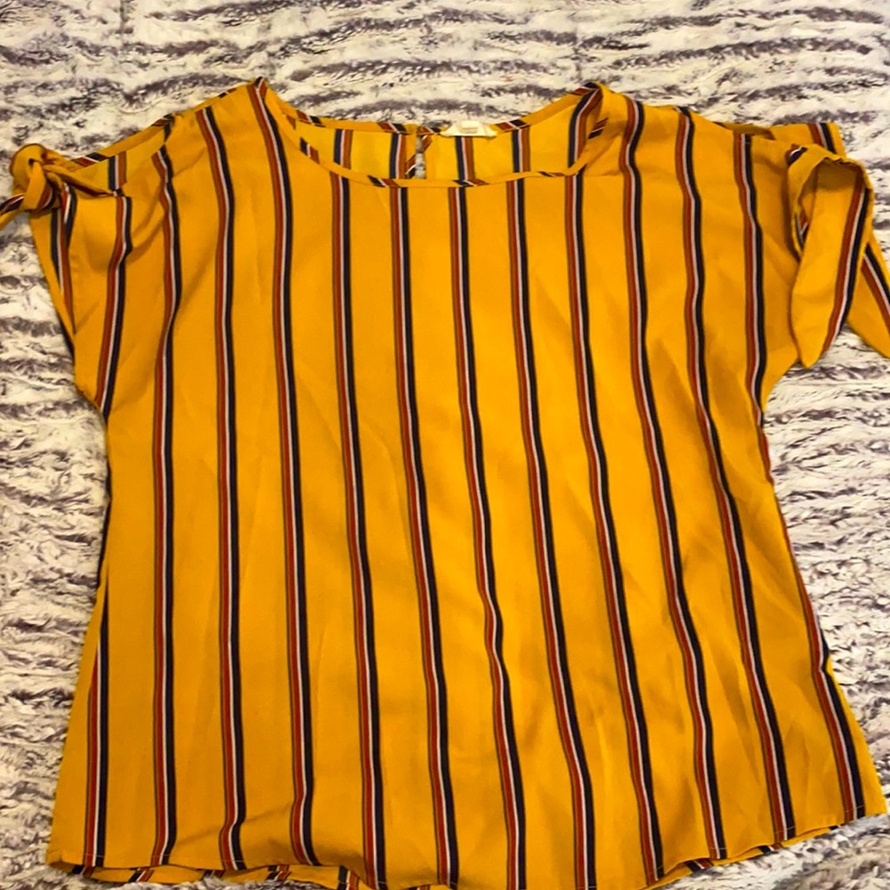 Women’s blouse size small. Got it from copper closet